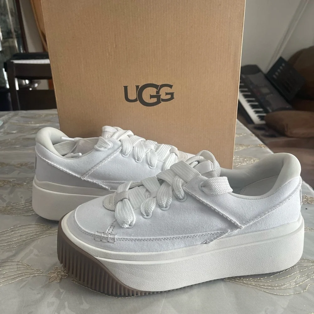 UGG women’s EZ-duzzit lace up platform sneakers size 9.5